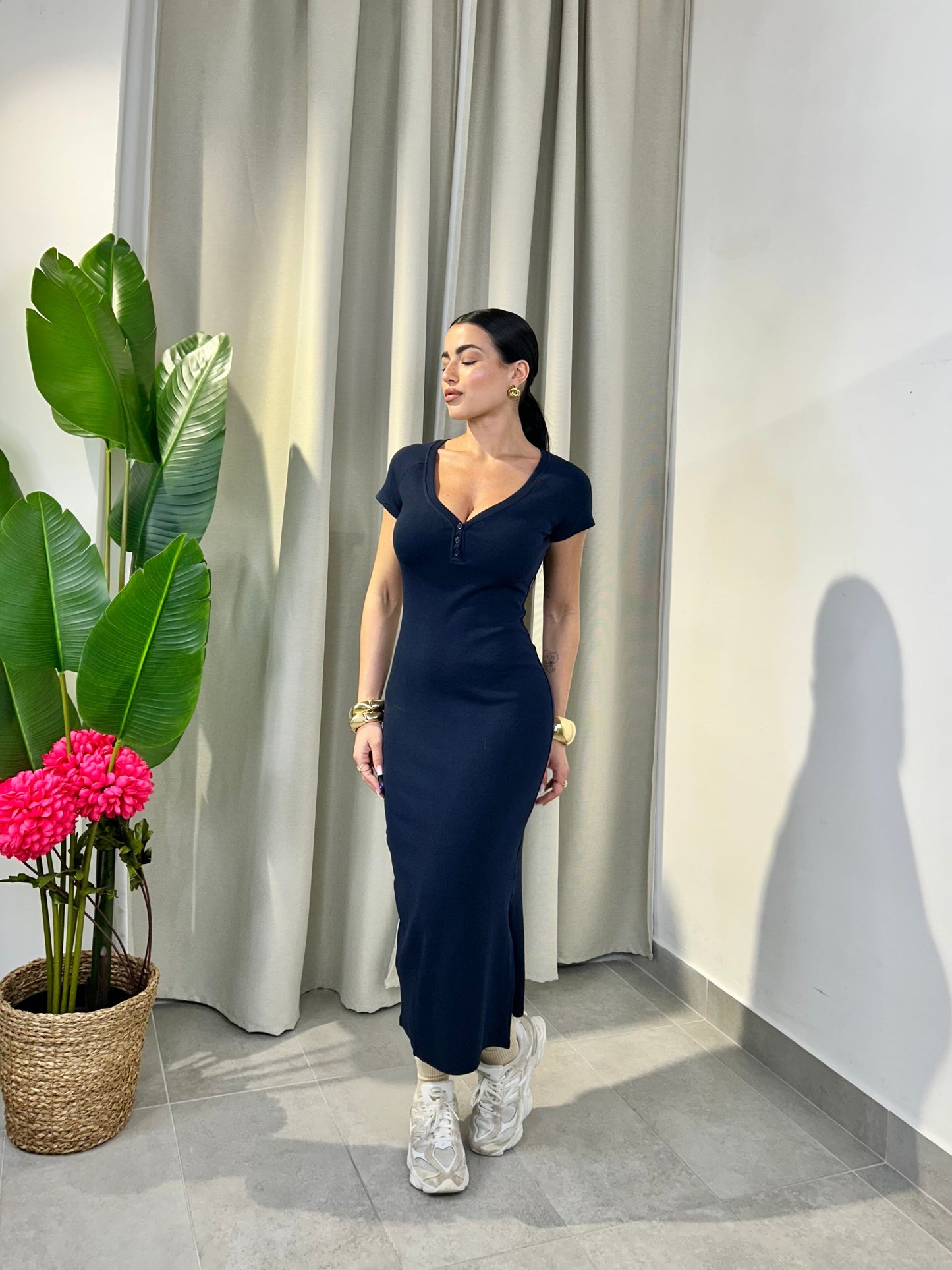 Robe Nicole midi côtelée col en V boutons réglables