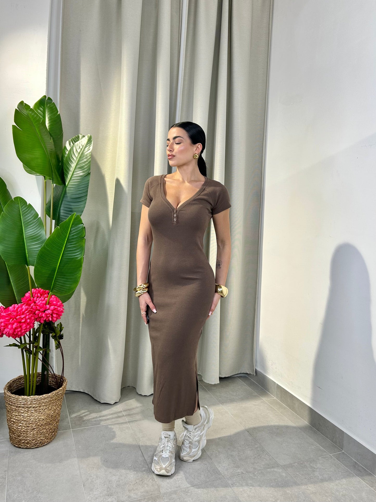 Robe Nicole midi côtelée col en V boutons réglables