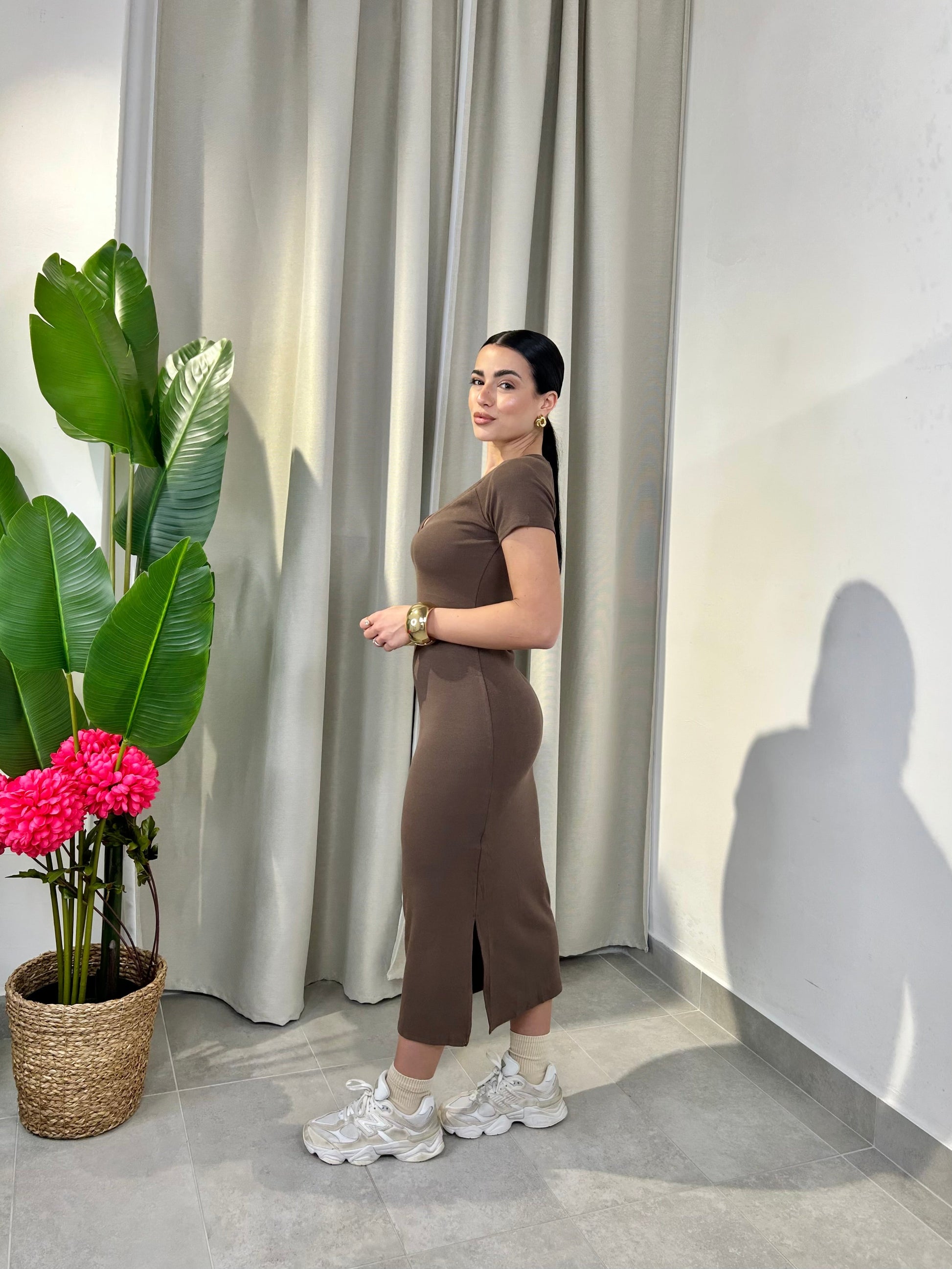Robe Nicole midi côtelée col en V boutons réglables