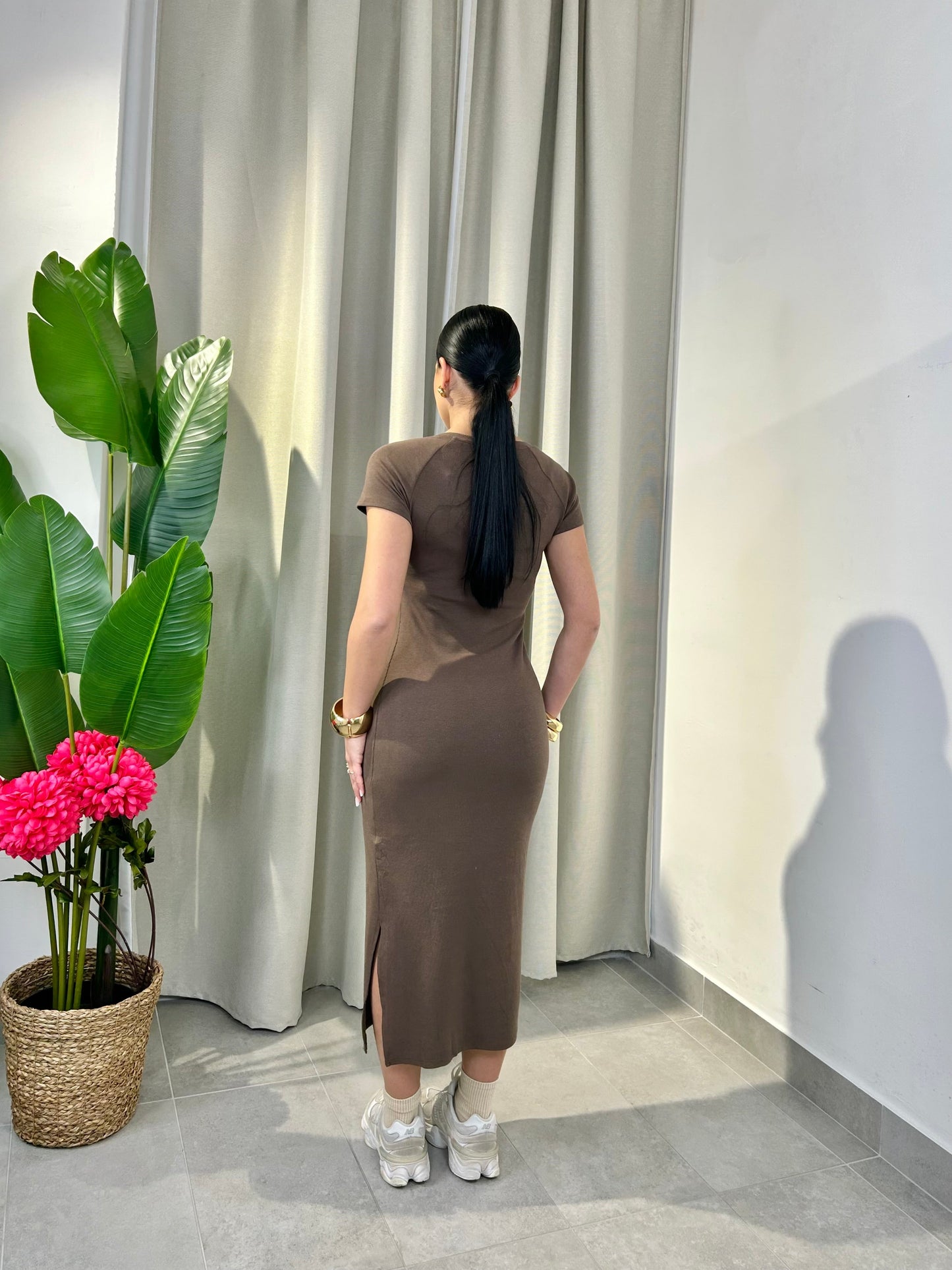 Robe Nicole midi côtelée col en V boutons réglables