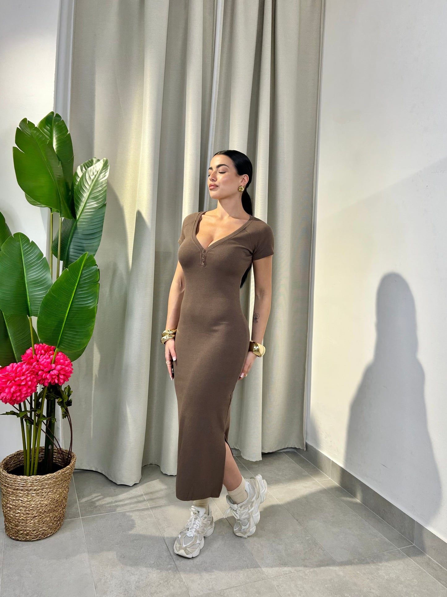 Robe Nicole midi côtelée col en V boutons réglables